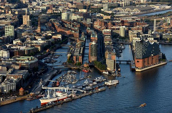 luftaufnahme_c_michael_zapf.jpg - Hamburg ; LUFTBILD Baustelle Elbphilharmonie , Hafen , HafenCity